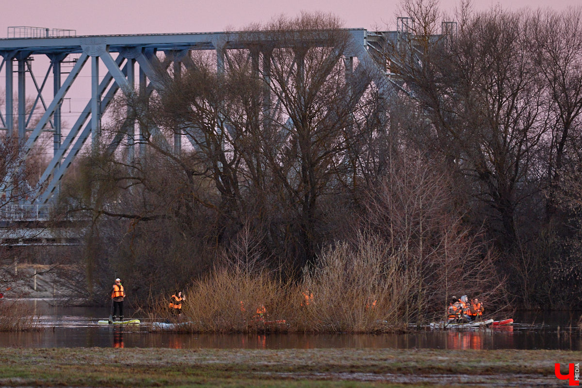 В прошлом году «маленькую Венецию» в Боголюбове нам застать не удалось из-за слишком теплой зимы. Зато в 2026-м луг у белокаменного шедевра знатно затопило вышедшими из берегов реками. В апреле, невзирая на погоду, пространство вокруг памятника заполнили ценители прекрасного: кто пешком, кто по воде.