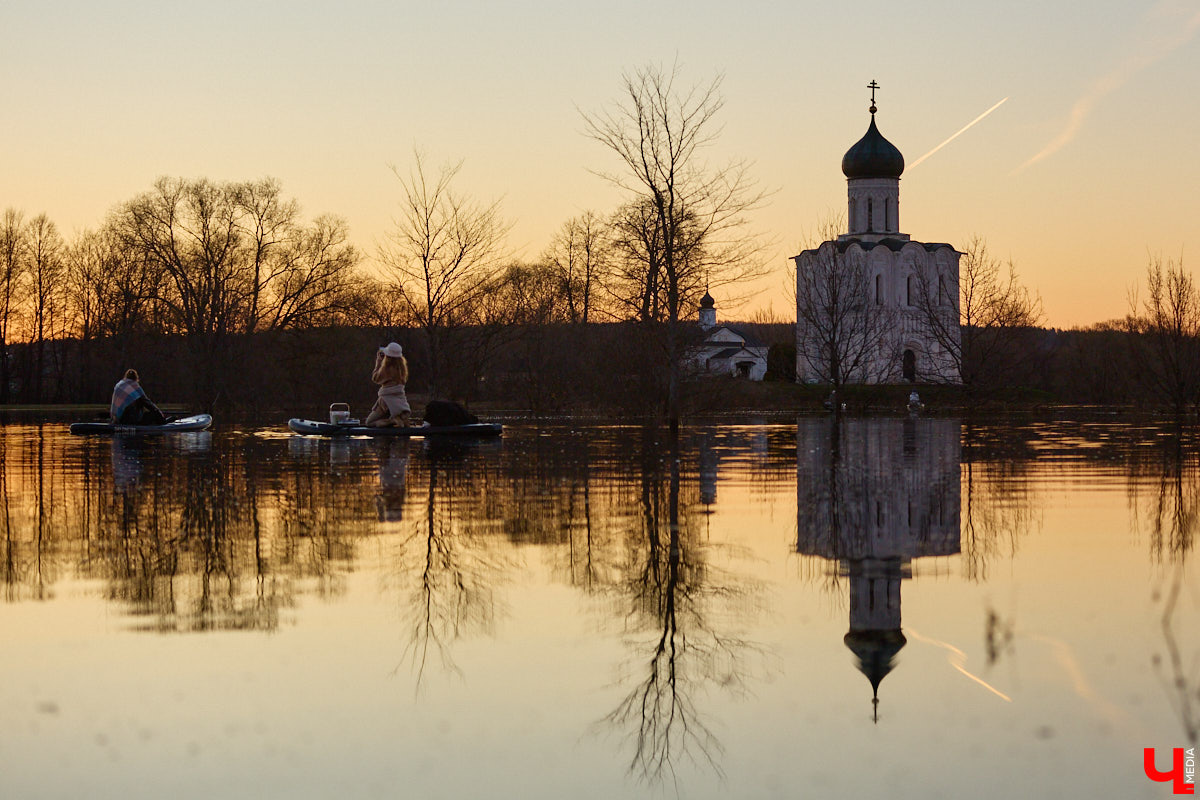 В прошлом году «маленькую Венецию» в Боголюбове нам застать не удалось из-за слишком теплой зимы. Зато в 2026-м луг у белокаменного шедевра знатно затопило вышедшими из берегов реками. В апреле, невзирая на погоду, пространство вокруг памятника заполнили ценители прекрасного: кто пешком, кто по воде.