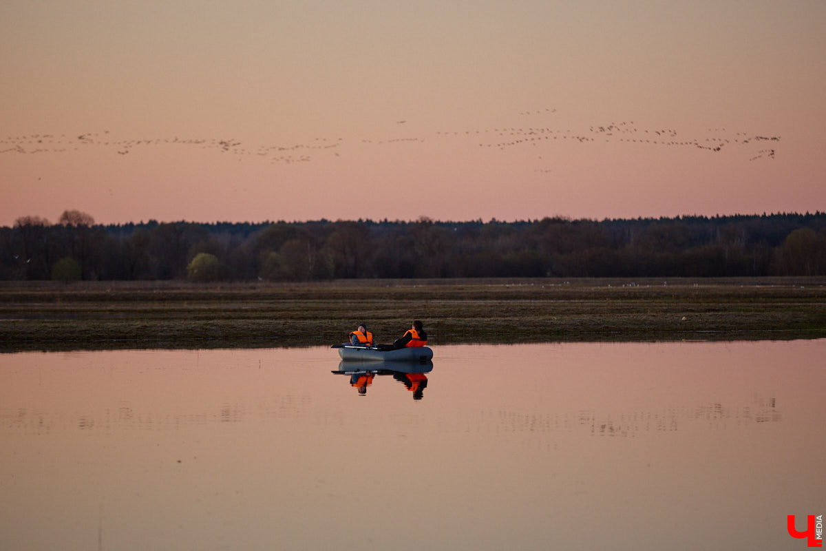 В прошлом году «маленькую Венецию» в Боголюбове нам застать не удалось из-за слишком теплой зимы. Зато в 2026-м луг у белокаменного шедевра знатно затопило вышедшими из берегов реками. В апреле, невзирая на погоду, пространство вокруг памятника заполнили ценители прекрасного: кто пешком, кто по воде.
