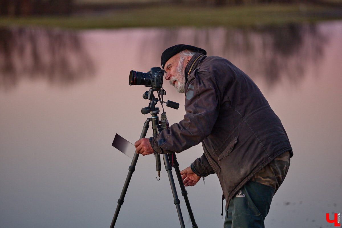 В прошлом году «маленькую Венецию» в Боголюбове нам застать не удалось из-за слишком теплой зимы. Зато в 2026-м луг у белокаменного шедевра знатно затопило вышедшими из берегов реками. В апреле, невзирая на погоду, пространство вокруг памятника заполнили ценители прекрасного: кто пешком, кто по воде.
