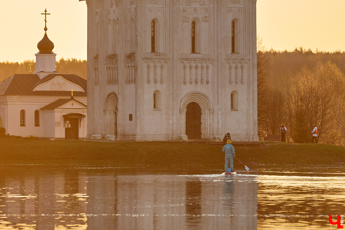 В прошлом году «маленькую Венецию» в Боголюбове нам застать не удалось из-за слишком теплой зимы. Зато в 2026-м луг у белокаменного шедевра знатно затопило вышедшими из берегов реками. В апреле, невзирая на погоду, пространство вокруг памятника заполнили ценители прекрасного: кто пешком, кто по воде.