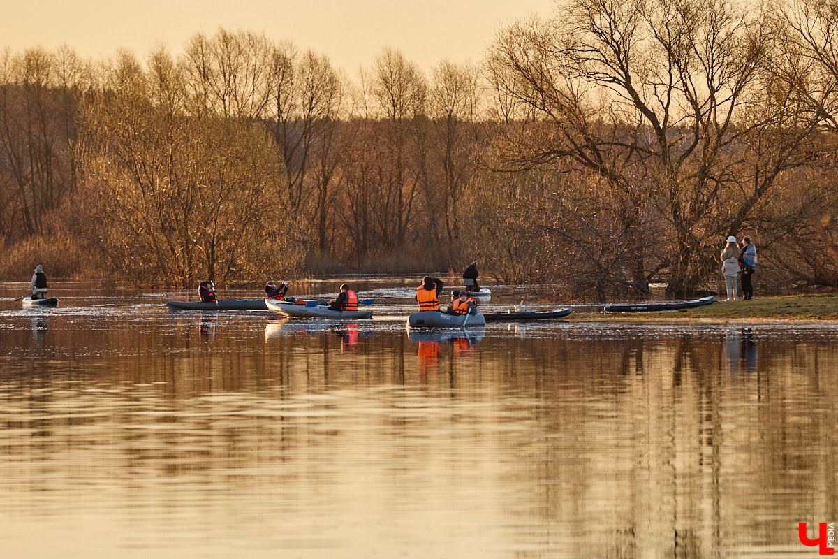 В прошлом году «маленькую Венецию» в Боголюбове нам застать не удалось из-за слишком теплой зимы. Зато в 2026-м луг у белокаменного шедевра знатно затопило вышедшими из берегов реками. В апреле, невзирая на погоду, пространство вокруг памятника заполнили ценители прекрасного: кто пешком, кто по воде.