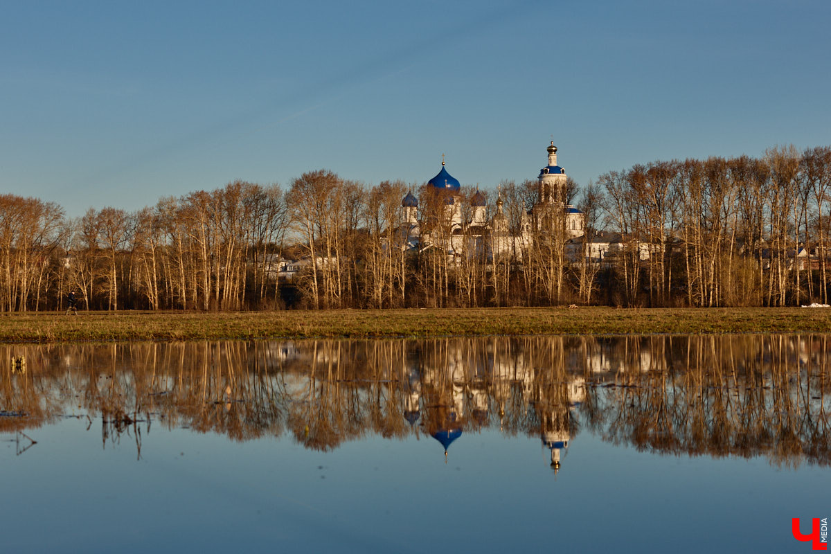 В прошлом году «маленькую Венецию» в Боголюбове нам застать не удалось из-за слишком теплой зимы. Зато в 2026-м луг у белокаменного шедевра знатно затопило вышедшими из берегов реками. В апреле, невзирая на погоду, пространство вокруг памятника заполнили ценители прекрасного: кто пешком, кто по воде.