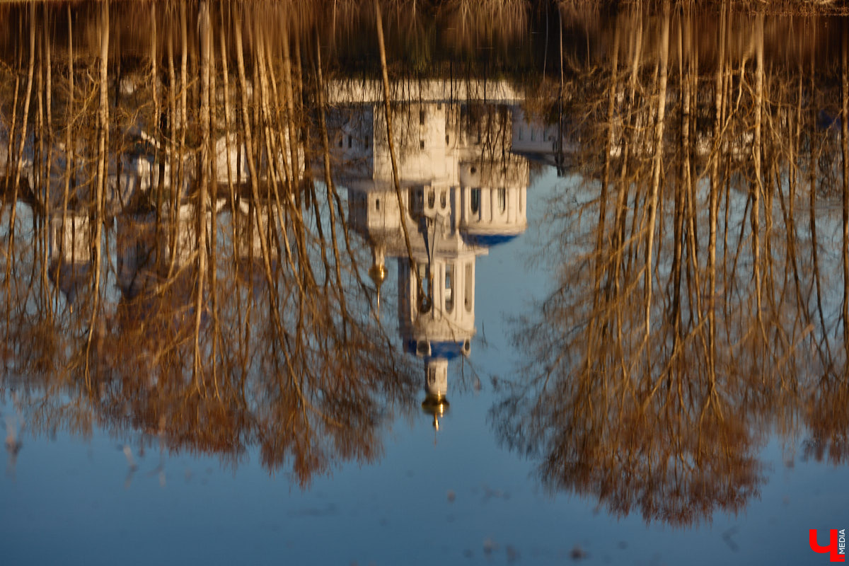 В прошлом году «маленькую Венецию» в Боголюбове нам застать не удалось из-за слишком теплой зимы. Зато в 2026-м луг у белокаменного шедевра знатно затопило вышедшими из берегов реками. В апреле, невзирая на погоду, пространство вокруг памятника заполнили ценители прекрасного: кто пешком, кто по воде.
