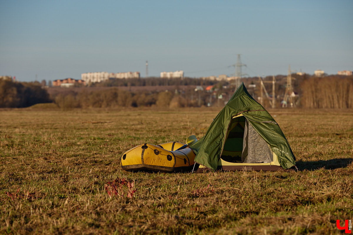 В прошлом году «маленькую Венецию» в Боголюбове нам застать не удалось из-за слишком теплой зимы. Зато в 2026-м луг у белокаменного шедевра знатно затопило вышедшими из берегов реками. В апреле, невзирая на погоду, пространство вокруг памятника заполнили ценители прекрасного: кто пешком, кто по воде.