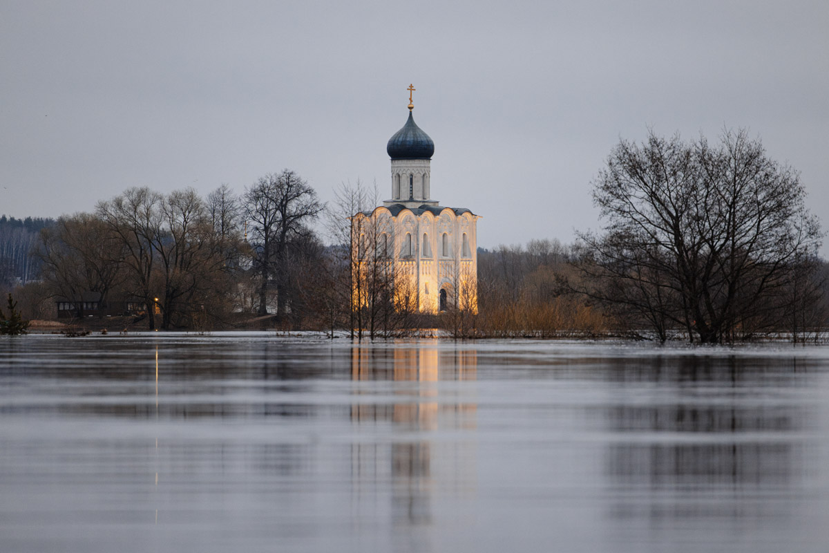 В прошлом году «маленькую Венецию» в Боголюбове нам застать не удалось из-за слишком теплой зимы. Зато в 2026-м луг у белокаменного шедевра знатно затопило вышедшими из берегов реками. В апреле, невзирая на погоду, пространство вокруг памятника заполнили ценители прекрасного: кто пешком, кто по воде.