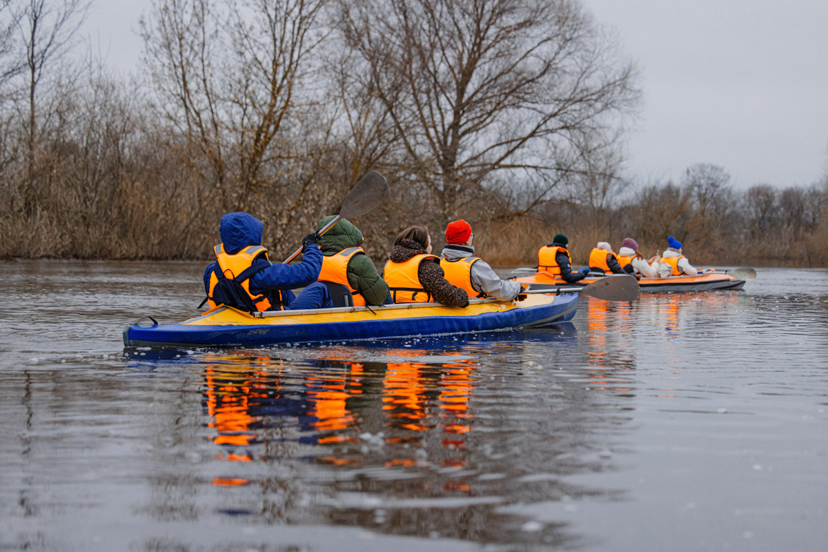 В прошлом году «маленькую Венецию» в Боголюбове нам застать не удалось из-за слишком теплой зимы. Зато в 2026-м луг у белокаменного шедевра знатно затопило вышедшими из берегов реками. В апреле, невзирая на погоду, пространство вокруг памятника заполнили ценители прекрасного: кто пешком, кто по воде.