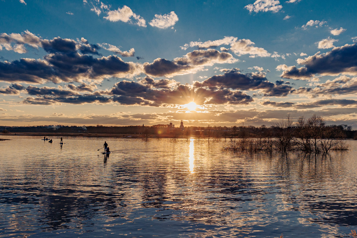 В прошлом году «маленькую Венецию» в Боголюбове нам застать не удалось из-за слишком теплой зимы. Зато в 2026-м луг у белокаменного шедевра знатно затопило вышедшими из берегов реками. В апреле, невзирая на погоду, пространство вокруг памятника заполнили ценители прекрасного: кто пешком, кто по воде.