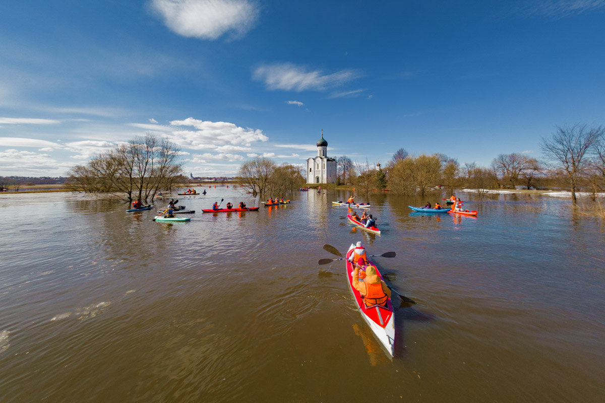 В прошлом году «маленькую Венецию» в Боголюбове нам застать не удалось из-за слишком теплой зимы. Зато в 2026-м луг у белокаменного шедевра знатно затопило вышедшими из берегов реками. В апреле, невзирая на погоду, пространство вокруг памятника заполнили ценители прекрасного: кто пешком, кто по воде.