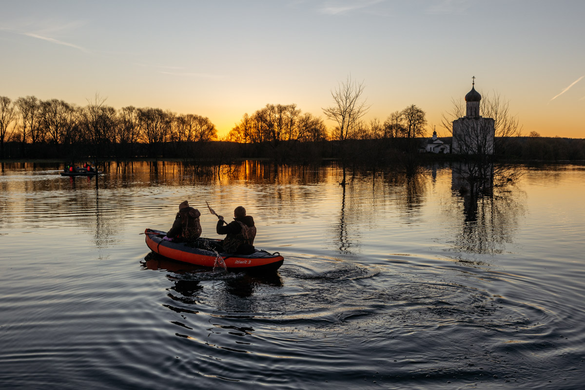 В прошлом году «маленькую Венецию» в Боголюбове нам застать не удалось из-за слишком теплой зимы. Зато в 2026-м луг у белокаменного шедевра знатно затопило вышедшими из берегов реками. В апреле, невзирая на погоду, пространство вокруг памятника заполнили ценители прекрасного: кто пешком, кто по воде.