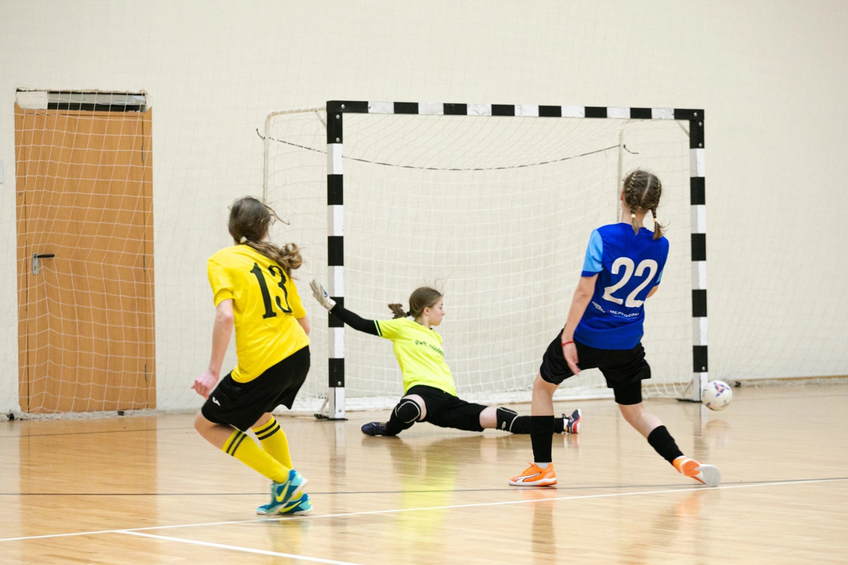 Еще год назад Алиса Логунова тренировалась с ровесницами в областном центре, а сегодня она игрок национальной сборной России U-16. О пути школьницы к главным стадионам страны «Ключ-Медиа» поговорил с ее бывшим тренером из Владимира, Александрой Лещенко.