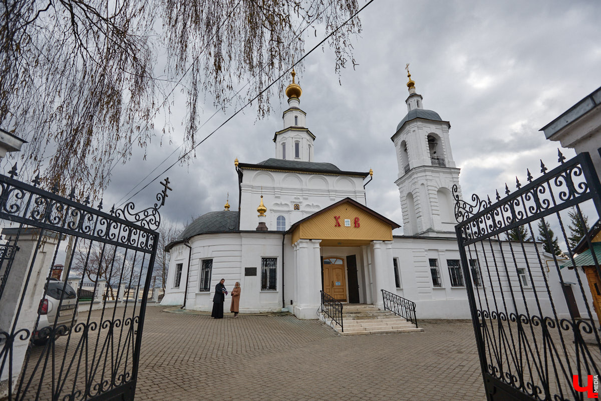 Вознесенская церковь прошла путь от древнего монастыря на подступах к Владимиру до тихого приходского храма. В начале 2000-х там нашли захоронение героя Отечественной войны 1812 года – майора гусарского полка Дмитрия Голицына. Есть мнение, что его биография во многом схожа с судьбой Андрея Болконского, героя романа Льва Толстого «Война и мир». Как трагическая кончина юноши повлияла на строительство каменного комплекса данной церкви? И при чем тут… босоножки? «Ключ-Медиа» искал ответы на эти вопросы вместе с настоятелем, отцом Николаем Смирновым.