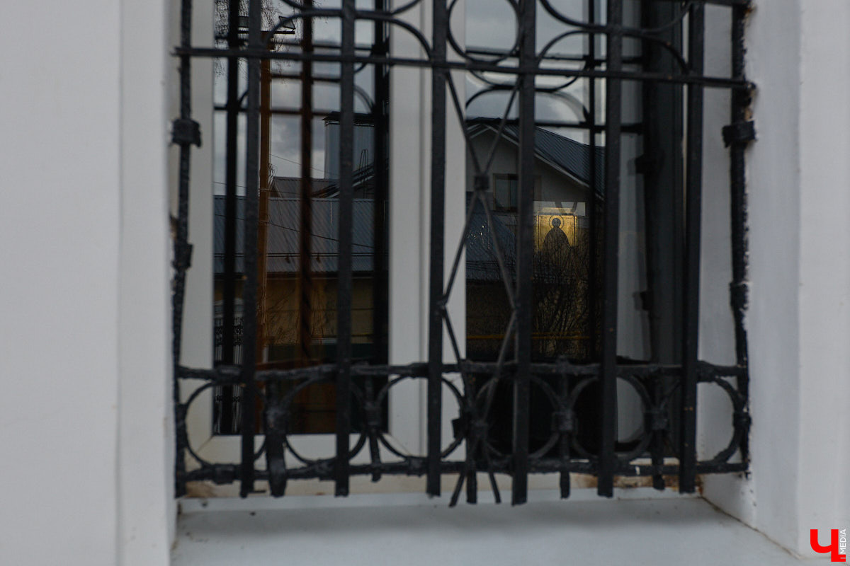 Вознесенская церковь прошла путь от древнего монастыря на подступах к Владимиру до тихого приходского храма. В начале 2000-х там нашли захоронение героя Отечественной войны 1812 года – майора гусарского полка Дмитрия Голицына. Есть мнение, что его биография во многом схожа с судьбой Андрея Болконского, героя романа Льва Толстого «Война и мир». Как трагическая кончина юноши повлияла на строительство каменного комплекса данной церкви? И при чем тут… босоножки? «Ключ-Медиа» искал ответы на эти вопросы вместе с настоятелем, отцом Николаем Смирновым.