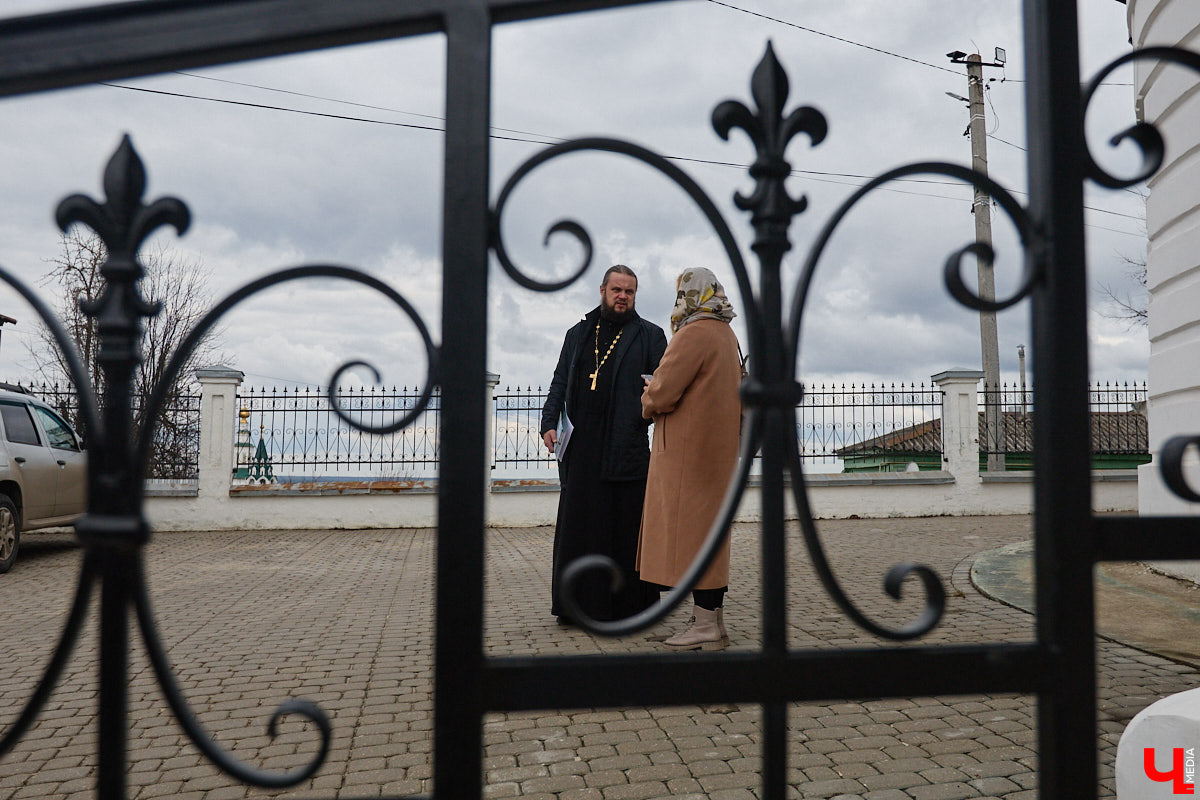 Вознесенская церковь прошла путь от древнего монастыря на подступах к Владимиру до тихого приходского храма. В начале 2000-х там нашли захоронение героя Отечественной войны 1812 года – майора гусарского полка Дмитрия Голицына. Есть мнение, что его биография во многом схожа с судьбой Андрея Болконского, героя романа Льва Толстого «Война и мир». Как трагическая кончина юноши повлияла на строительство каменного комплекса данной церкви? И при чем тут… босоножки? «Ключ-Медиа» искал ответы на эти вопросы вместе с настоятелем, отцом Николаем Смирновым.