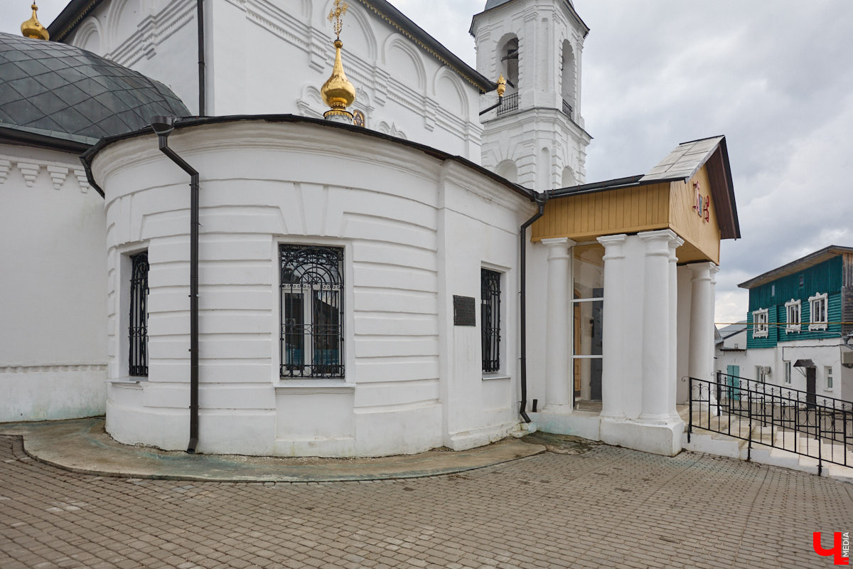 Вознесенская церковь прошла путь от древнего монастыря на подступах к Владимиру до тихого приходского храма. В начале 2000-х там нашли захоронение героя Отечественной войны 1812 года – майора гусарского полка Дмитрия Голицына. Есть мнение, что его биография во многом схожа с судьбой Андрея Болконского, героя романа Льва Толстого «Война и мир». Как трагическая кончина юноши повлияла на строительство каменного комплекса данной церкви? И при чем тут… босоножки? «Ключ-Медиа» искал ответы на эти вопросы вместе с настоятелем, отцом Николаем Смирновым.