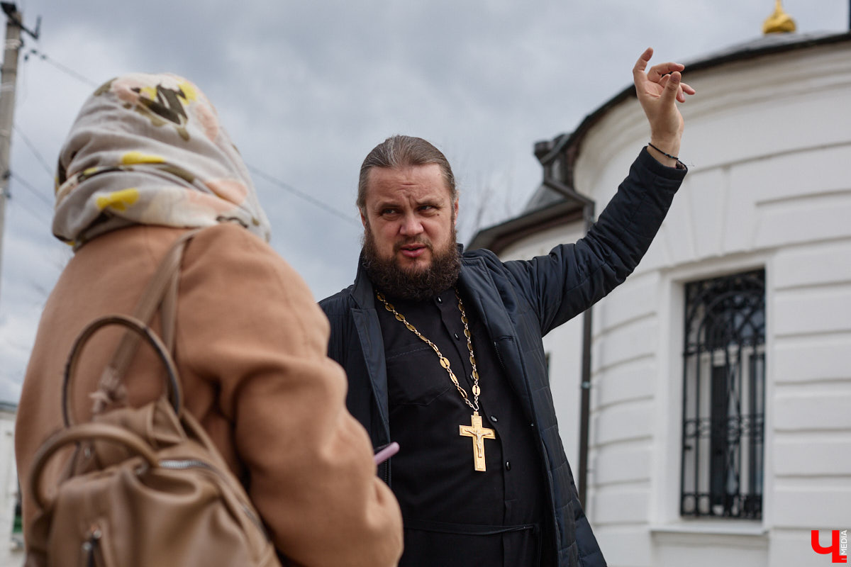 Вознесенская церковь прошла путь от древнего монастыря на подступах к Владимиру до тихого приходского храма. В начале 2000-х там нашли захоронение героя Отечественной войны 1812 года – майора гусарского полка Дмитрия Голицына. Есть мнение, что его биография во многом схожа с судьбой Андрея Болконского, героя романа Льва Толстого «Война и мир». Как трагическая кончина юноши повлияла на строительство каменного комплекса данной церкви? И при чем тут… босоножки? «Ключ-Медиа» искал ответы на эти вопросы вместе с настоятелем, отцом Николаем Смирновым.