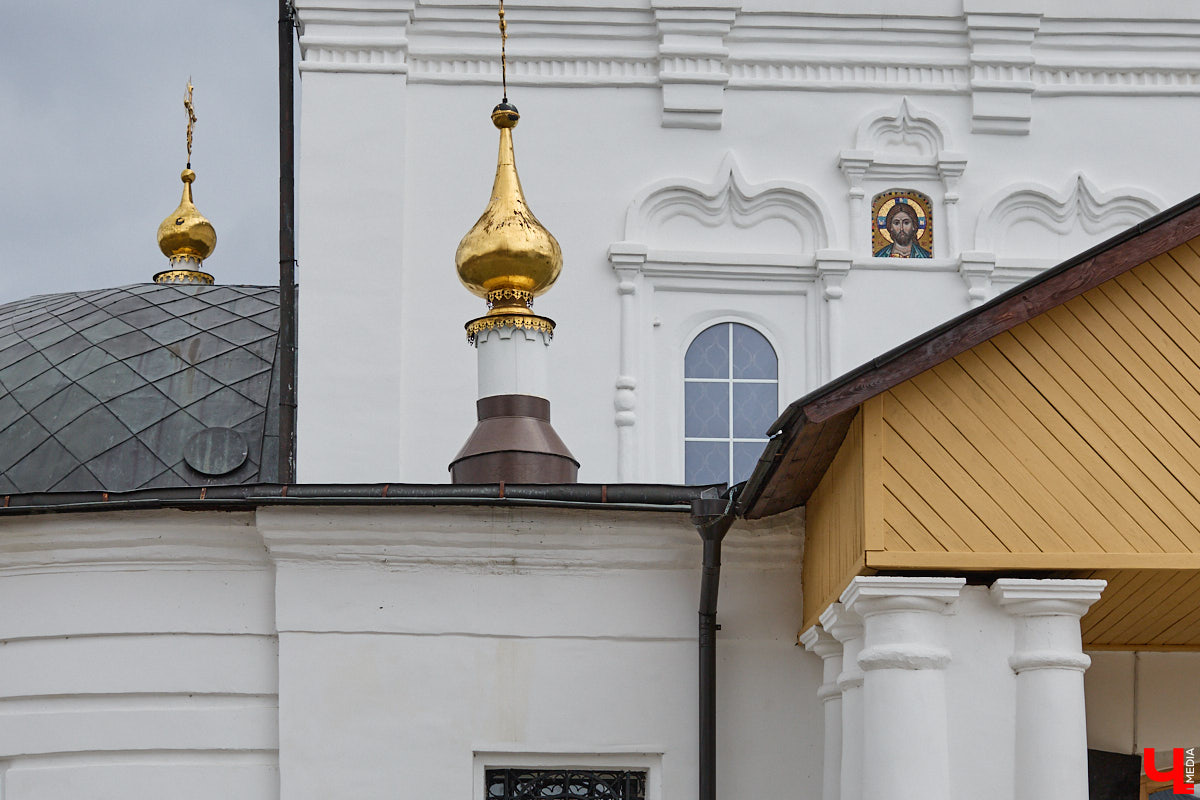 Вознесенская церковь прошла путь от древнего монастыря на подступах к Владимиру до тихого приходского храма. В начале 2000-х там нашли захоронение героя Отечественной войны 1812 года – майора гусарского полка Дмитрия Голицына. Есть мнение, что его биография во многом схожа с судьбой Андрея Болконского, героя романа Льва Толстого «Война и мир». Как трагическая кончина юноши повлияла на строительство каменного комплекса данной церкви? И при чем тут… босоножки? «Ключ-Медиа» искал ответы на эти вопросы вместе с настоятелем, отцом Николаем Смирновым.