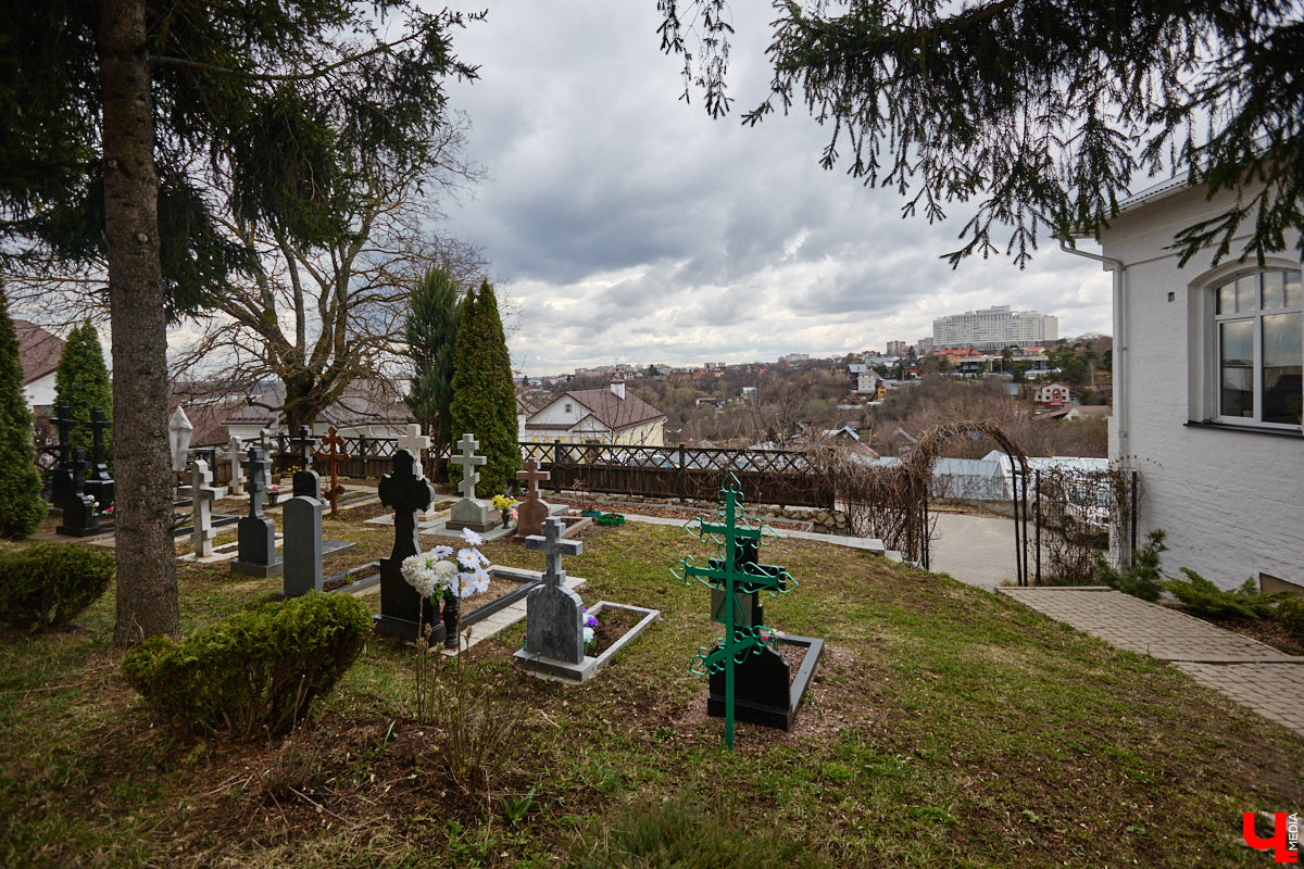 Вознесенская церковь прошла путь от древнего монастыря на подступах к Владимиру до тихого приходского храма. В начале 2000-х там нашли захоронение героя Отечественной войны 1812 года – майора гусарского полка Дмитрия Голицына. Есть мнение, что его биография во многом схожа с судьбой Андрея Болконского, героя романа Льва Толстого «Война и мир». Как трагическая кончина юноши повлияла на строительство каменного комплекса данной церкви? И при чем тут… босоножки? «Ключ-Медиа» искал ответы на эти вопросы вместе с настоятелем, отцом Николаем Смирновым.