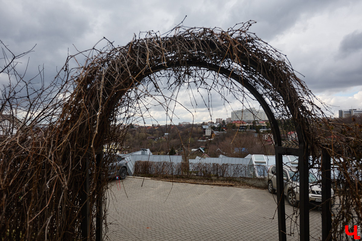 Вознесенская церковь прошла путь от древнего монастыря на подступах к Владимиру до тихого приходского храма. В начале 2000-х там нашли захоронение героя Отечественной войны 1812 года – майора гусарского полка Дмитрия Голицына. Есть мнение, что его биография во многом схожа с судьбой Андрея Болконского, героя романа Льва Толстого «Война и мир». Как трагическая кончина юноши повлияла на строительство каменного комплекса данной церкви? И при чем тут… босоножки? «Ключ-Медиа» искал ответы на эти вопросы вместе с настоятелем, отцом Николаем Смирновым.