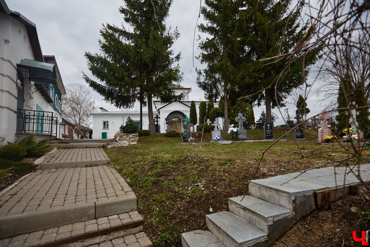 Вознесенская церковь прошла путь от древнего монастыря на подступах к Владимиру до тихого приходского храма. В начале 2000-х там нашли захоронение героя Отечественной войны 1812 года – майора гусарского полка Дмитрия Голицына. Есть мнение, что его биография во многом схожа с судьбой Андрея Болконского, героя романа Льва Толстого «Война и мир». Как трагическая кончина юноши повлияла на строительство каменного комплекса данной церкви? И при чем тут… босоножки? «Ключ-Медиа» искал ответы на эти вопросы вместе с настоятелем, отцом Николаем Смирновым.