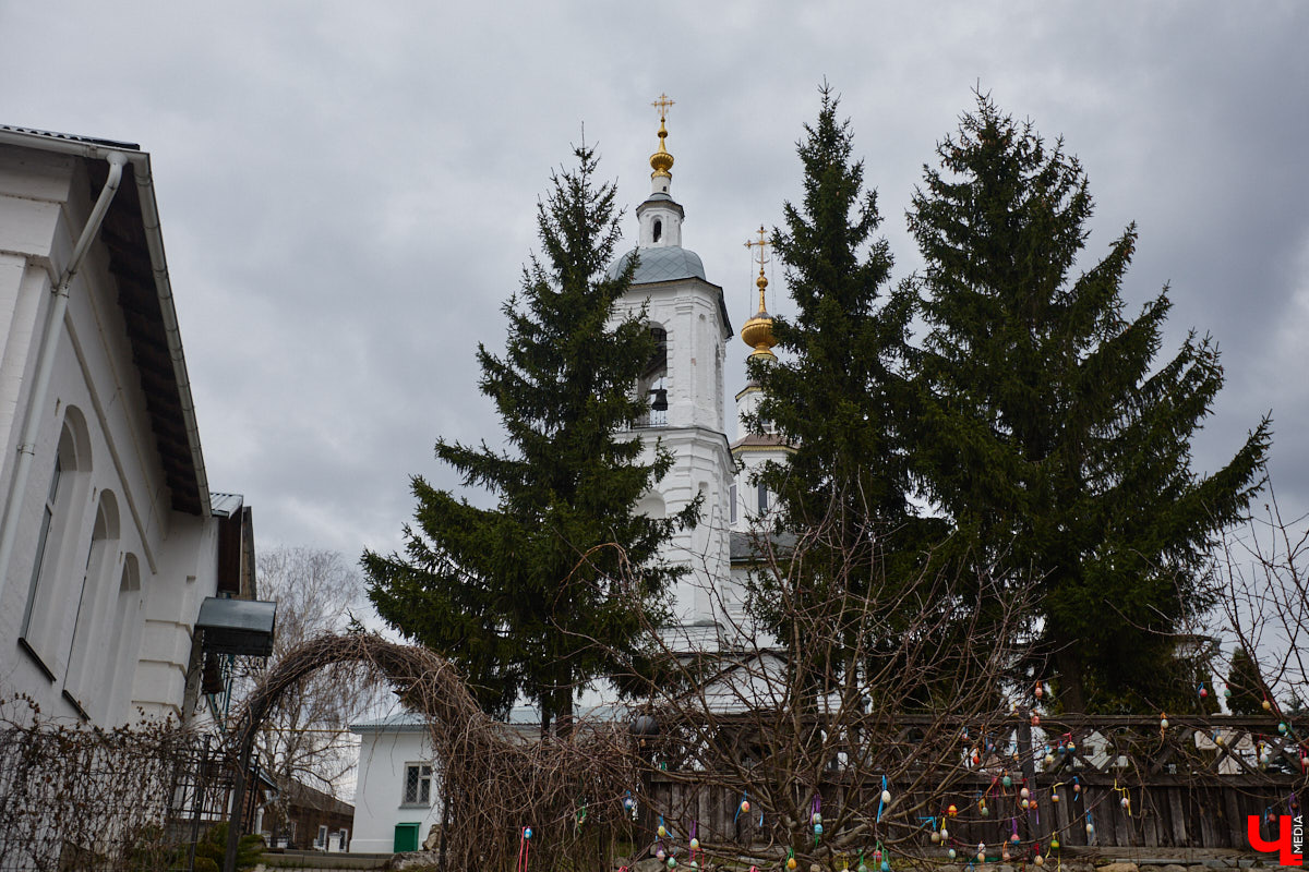 Вознесенская церковь прошла путь от древнего монастыря на подступах к Владимиру до тихого приходского храма. В начале 2000-х там нашли захоронение героя Отечественной войны 1812 года – майора гусарского полка Дмитрия Голицына. Есть мнение, что его биография во многом схожа с судьбой Андрея Болконского, героя романа Льва Толстого «Война и мир». Как трагическая кончина юноши повлияла на строительство каменного комплекса данной церкви? И при чем тут… босоножки? «Ключ-Медиа» искал ответы на эти вопросы вместе с настоятелем, отцом Николаем Смирновым.
