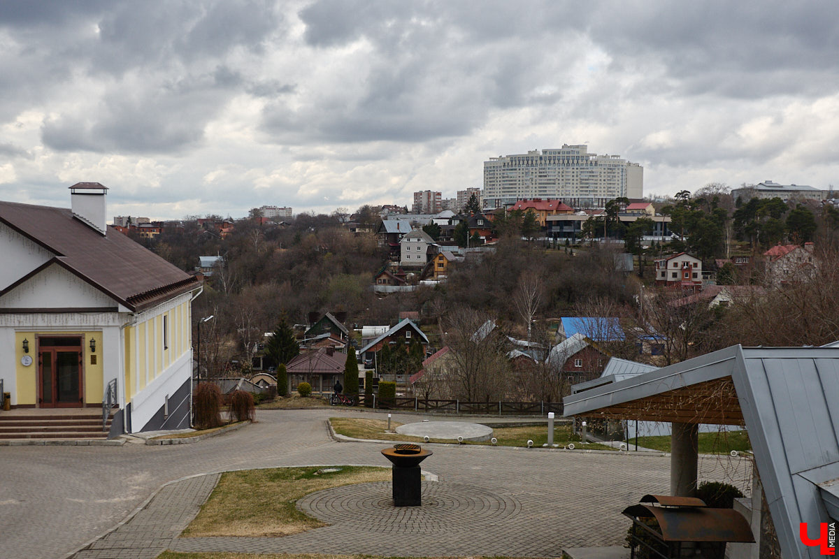 Вознесенская церковь прошла путь от древнего монастыря на подступах к Владимиру до тихого приходского храма. В начале 2000-х там нашли захоронение героя Отечественной войны 1812 года – майора гусарского полка Дмитрия Голицына. Есть мнение, что его биография во многом схожа с судьбой Андрея Болконского, героя романа Льва Толстого «Война и мир». Как трагическая кончина юноши повлияла на строительство каменного комплекса данной церкви? И при чем тут… босоножки? «Ключ-Медиа» искал ответы на эти вопросы вместе с настоятелем, отцом Николаем Смирновым.