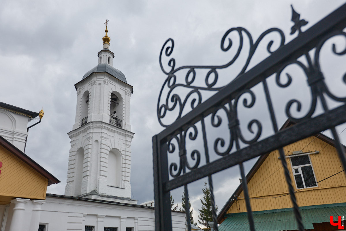 Вознесенская церковь прошла путь от древнего монастыря на подступах к Владимиру до тихого приходского храма. В начале 2000-х там нашли захоронение героя Отечественной войны 1812 года – майора гусарского полка Дмитрия Голицына. Есть мнение, что его биография во многом схожа с судьбой Андрея Болконского, героя романа Льва Толстого «Война и мир». Как трагическая кончина юноши повлияла на строительство каменного комплекса данной церкви? И при чем тут… босоножки? «Ключ-Медиа» искал ответы на эти вопросы вместе с настоятелем, отцом Николаем Смирновым.