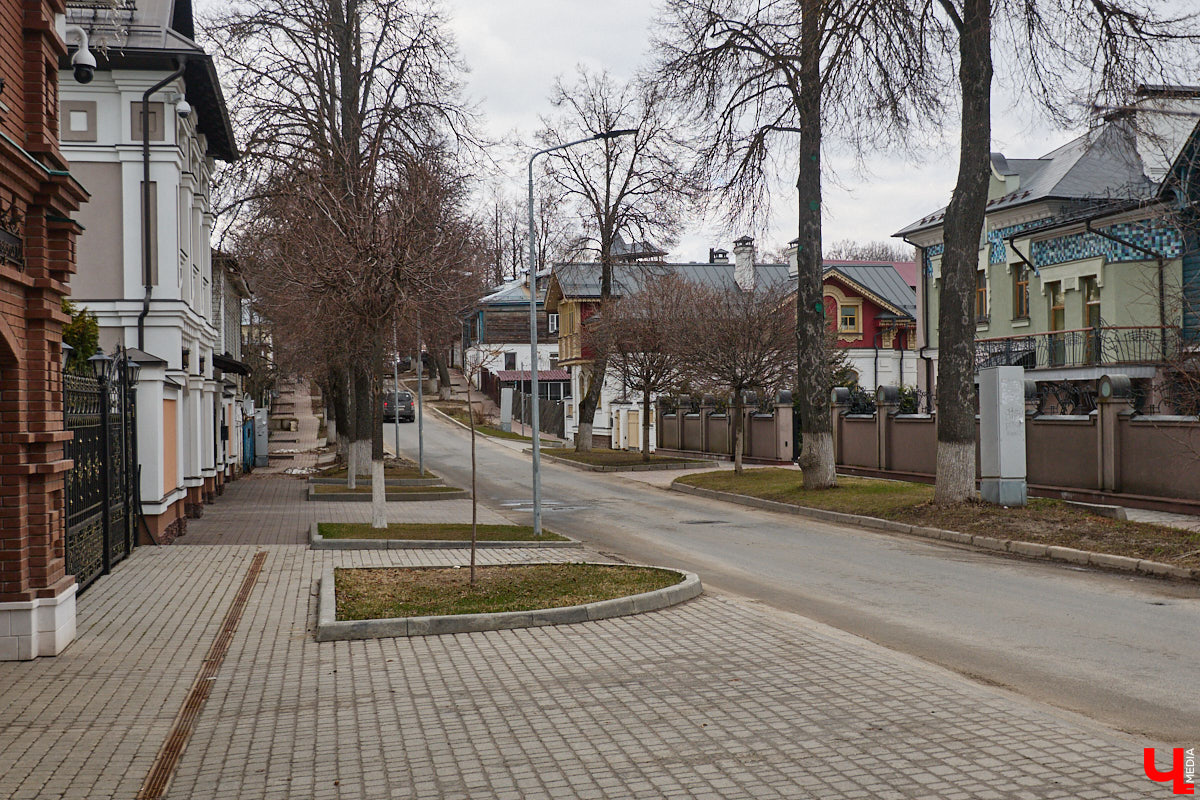 Вознесенская церковь прошла путь от древнего монастыря на подступах к Владимиру до тихого приходского храма. В начале 2000-х там нашли захоронение героя Отечественной войны 1812 года – майора гусарского полка Дмитрия Голицына. Есть мнение, что его биография во многом схожа с судьбой Андрея Болконского, героя романа Льва Толстого «Война и мир». Как трагическая кончина юноши повлияла на строительство каменного комплекса данной церкви? И при чем тут… босоножки? «Ключ-Медиа» искал ответы на эти вопросы вместе с настоятелем, отцом Николаем Смирновым.