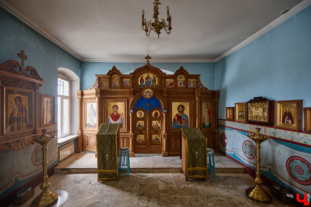 Вознесенская церковь прошла путь от древнего монастыря на подступах к Владимиру до тихого приходского храма. В начале 2000-х там нашли захоронение героя Отечественной войны 1812 года – майора гусарского полка Дмитрия Голицына. Есть мнение, что его биография во многом схожа с судьбой Андрея Болконского, героя романа Льва Толстого «Война и мир». Как трагическая кончина юноши повлияла на строительство каменного комплекса данной церкви? И при чем тут… босоножки? «Ключ-Медиа» искал ответы на эти вопросы вместе с настоятелем, отцом Николаем Смирновым.