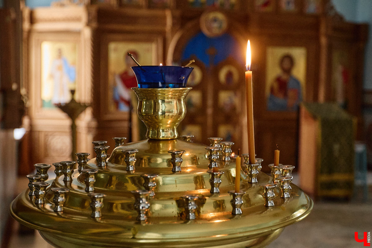 Вознесенская церковь прошла путь от древнего монастыря на подступах к Владимиру до тихого приходского храма. В начале 2000-х там нашли захоронение героя Отечественной войны 1812 года – майора гусарского полка Дмитрия Голицына. Есть мнение, что его биография во многом схожа с судьбой Андрея Болконского, героя романа Льва Толстого «Война и мир». Как трагическая кончина юноши повлияла на строительство каменного комплекса данной церкви? И при чем тут… босоножки? «Ключ-Медиа» искал ответы на эти вопросы вместе с настоятелем, отцом Николаем Смирновым.