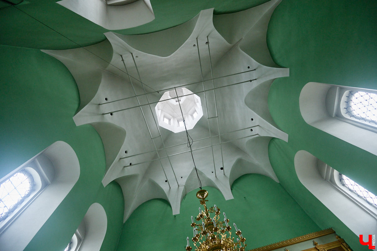 Вознесенская церковь прошла путь от древнего монастыря на подступах к Владимиру до тихого приходского храма. В начале 2000-х там нашли захоронение героя Отечественной войны 1812 года – майора гусарского полка Дмитрия Голицына. Есть мнение, что его биография во многом схожа с судьбой Андрея Болконского, героя романа Льва Толстого «Война и мир». Как трагическая кончина юноши повлияла на строительство каменного комплекса данной церкви? И при чем тут… босоножки? «Ключ-Медиа» искал ответы на эти вопросы вместе с настоятелем, отцом Николаем Смирновым.