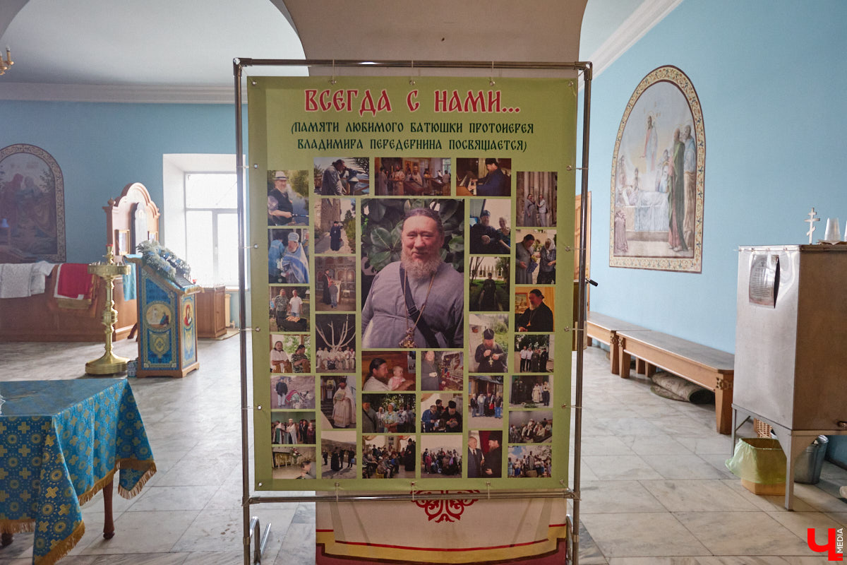 Вознесенская церковь прошла путь от древнего монастыря на подступах к Владимиру до тихого приходского храма. В начале 2000-х там нашли захоронение героя Отечественной войны 1812 года – майора гусарского полка Дмитрия Голицына. Есть мнение, что его биография во многом схожа с судьбой Андрея Болконского, героя романа Льва Толстого «Война и мир». Как трагическая кончина юноши повлияла на строительство каменного комплекса данной церкви? И при чем тут… босоножки? «Ключ-Медиа» искал ответы на эти вопросы вместе с настоятелем, отцом Николаем Смирновым.