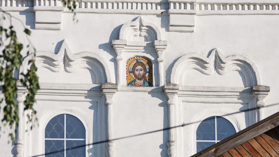 Вознесенская церковь прошла путь от древнего монастыря на подступах к Владимиру до тихого приходского храма. В начале 2000-х там нашли захоронение героя Отечественной войны 1812 года – майора гусарского полка Дмитрия Голицына. Есть мнение, что его биография во многом схожа с судьбой Андрея Болконского, героя романа Льва Толстого «Война и мир». Как трагическая кончина юноши повлияла на строительство каменного комплекса данной церкви? И при чем тут… босоножки? «Ключ-Медиа» искал ответы на эти вопросы вместе с настоятелем, отцом Николаем Смирновым.