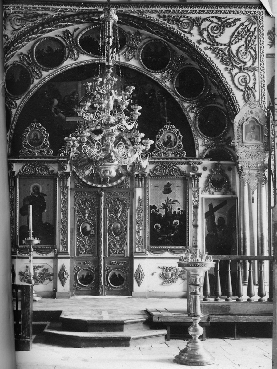 Вознесенская церковь прошла путь от древнего монастыря на подступах к Владимиру до тихого приходского храма. В начале 2000-х там нашли захоронение героя Отечественной войны 1812 года – майора гусарского полка Дмитрия Голицына. Есть мнение, что его биография во многом схожа с судьбой Андрея Болконского, героя романа Льва Толстого «Война и мир». Как трагическая кончина юноши повлияла на строительство каменного комплекса данной церкви? И при чем тут… босоножки? «Ключ-Медиа» искал ответы на эти вопросы вместе с настоятелем, отцом Николаем Смирновым.