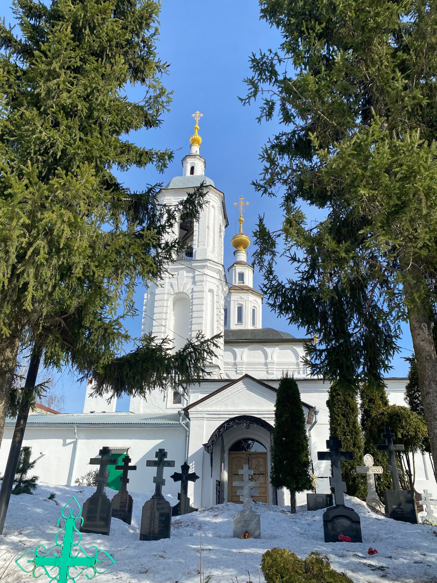 Вознесенская церковь прошла путь от древнего монастыря на подступах к Владимиру до тихого приходского храма. В начале 2000-х там нашли захоронение героя Отечественной войны 1812 года – майора гусарского полка Дмитрия Голицына. Есть мнение, что его биография во многом схожа с судьбой Андрея Болконского, героя романа Льва Толстого «Война и мир». Как трагическая кончина юноши повлияла на строительство каменного комплекса данной церкви? И при чем тут… босоножки? «Ключ-Медиа» искал ответы на эти вопросы вместе с настоятелем, отцом Николаем Смирновым.