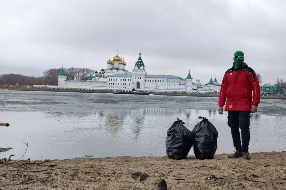Вы уже успели в этом году выйти на субботник и навести порядок хотя бы около своего дома? Если нет, то сейчас самое время. Пример уже показал Чистомэн, недавно посетивший Владимир. Популярный челябинский экоблогер собрал четыре мешка с фантиками и бутылками и дал свою оценку чистоте владимирских парков и улиц.