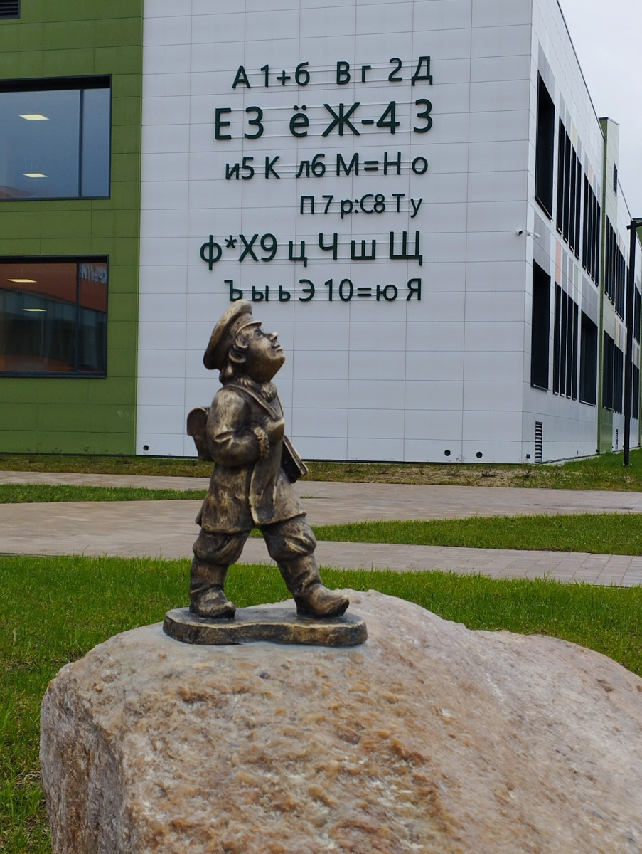 Владимирские мастера создают поистине невероятные шедевры! Мы писали он них не один раз, но творцы не перестают совершенствоваться и представлять новые работы. В этот раз в руках скульптора Виталия Цагареишвили вновь родился суздальчонок, а резчик из Кольчугина Андрей Жильцов представил свою первую большую бабушку из дерева.