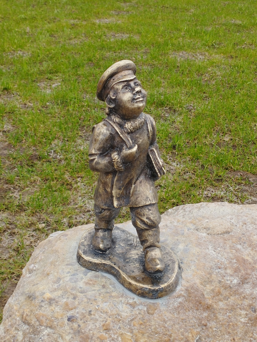 Владимирские мастера создают поистине невероятные шедевры! Мы писали он них не один раз, но творцы не перестают совершенствоваться и представлять новые работы. В этот раз в руках скульптора Виталия Цагареишвили вновь родился суздальчонок, а резчик из Кольчугина Андрей Жильцов представил свою первую большую бабушку из дерева.