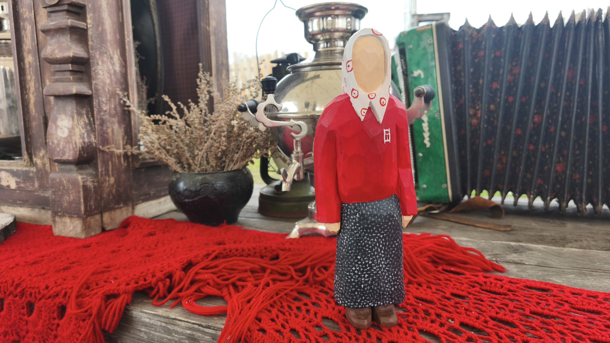 Владимирские мастера создают поистине невероятные шедевры! Мы писали он них не один раз, но творцы не перестают совершенствоваться и представлять новые работы. В этот раз в руках скульптора Виталия Цагареишвили вновь родился суздальчонок, а резчик из Кольчугина Андрей Жильцов представил свою первую большую бабушку из дерева.