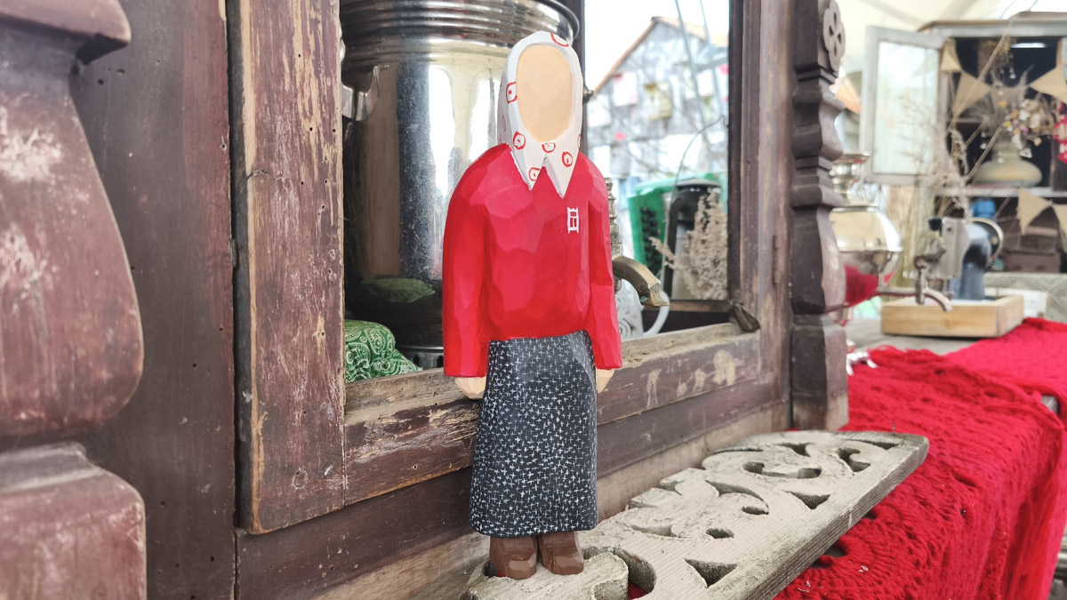 Владимирские мастера создают поистине невероятные шедевры! Мы писали он них не один раз, но творцы не перестают совершенствоваться и представлять новые работы. В этот раз в руках скульптора Виталия Цагареишвили вновь родился суздальчонок, а резчик из Кольчугина Андрей Жильцов представил свою первую большую бабушку из дерева.