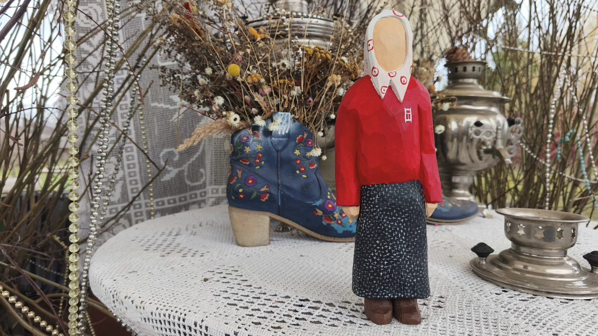 Владимирские мастера создают поистине невероятные шедевры! Мы писали он них не один раз, но творцы не перестают совершенствоваться и представлять новые работы. В этот раз в руках скульптора Виталия Цагареишвили вновь родился суздальчонок, а резчик из Кольчугина Андрей Жильцов представил свою первую большую бабушку из дерева.