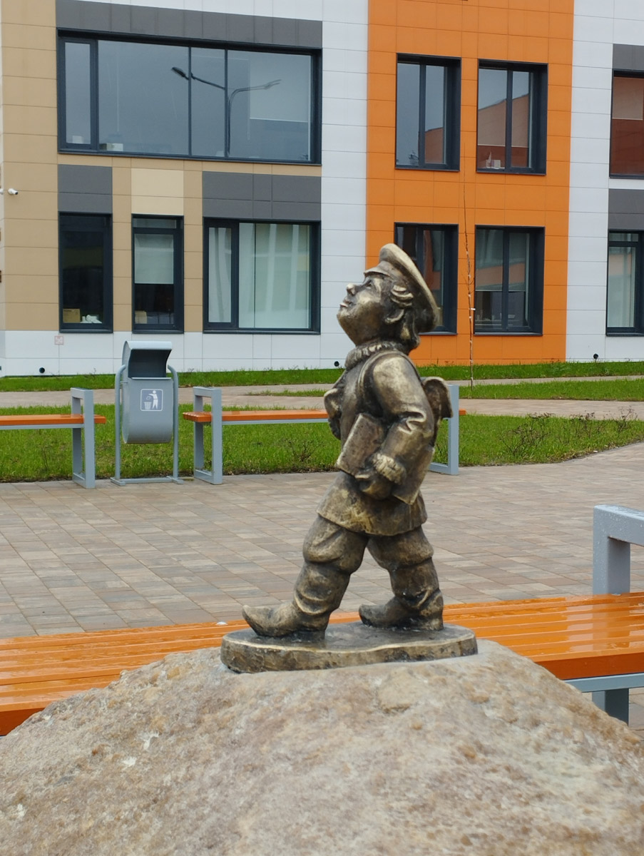 Владимирские мастера создают поистине невероятные шедевры! Мы писали он них не один раз, но творцы не перестают совершенствоваться и представлять новые работы. В этот раз в руках скульптора Виталия Цагареишвили вновь родился суздальчонок, а резчик из Кольчугина Андрей Жильцов представил свою первую большую бабушку из дерева.