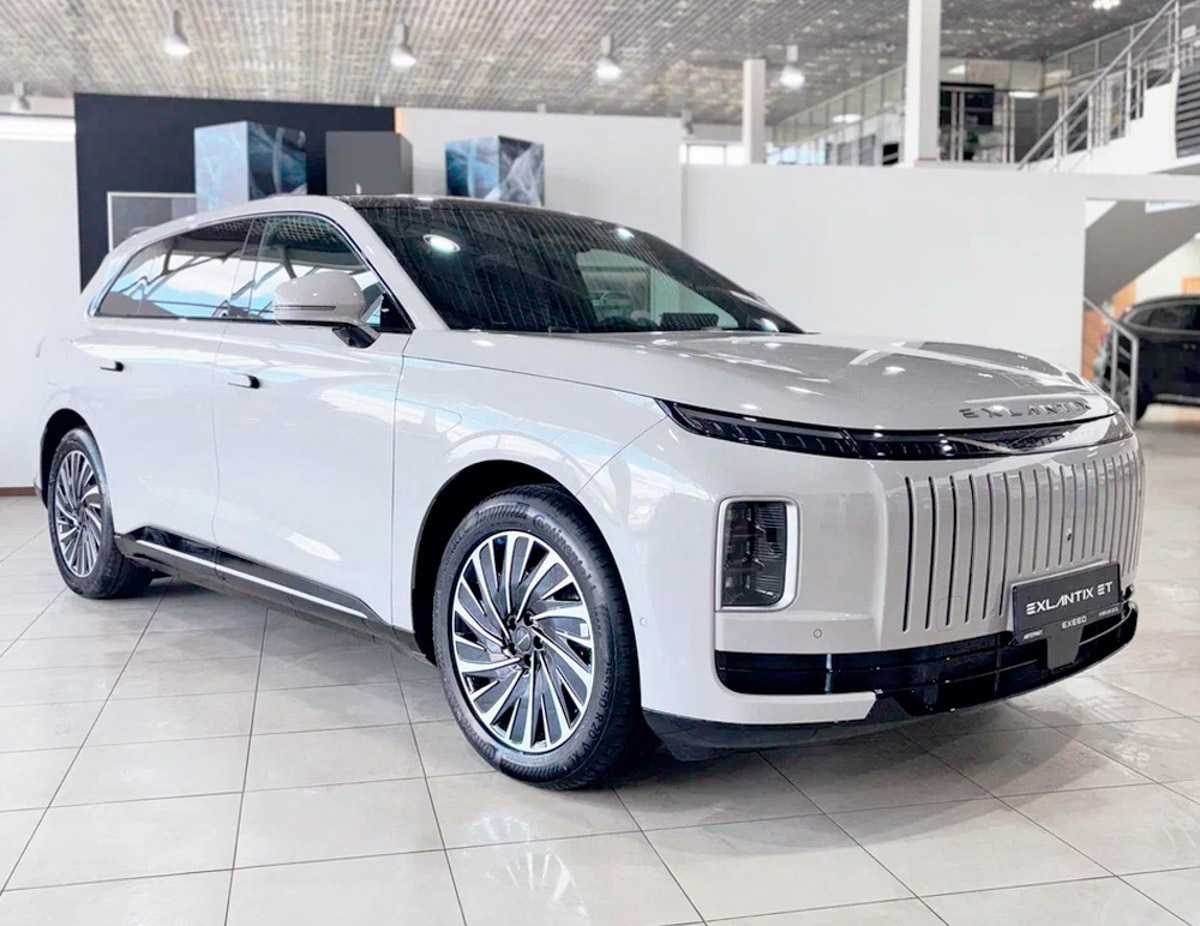 Начало 2026 года показало: интерес к EXEED не снижается. Только за первый квартал в России почти 4000 автомобилей нашли своих владельцев, что позволило бренду уверенно удержать позиции в премиальном сегменте российского рынка. Разбираемся, на каких моделях держится этот успех и почему гибриды перестали быть экзотикой.