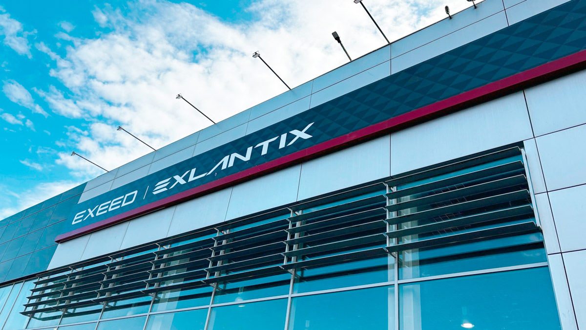 Начало 2026 года показало: интерес к EXEED не снижается. Только за первый квартал в России почти 4000 автомобилей нашли своих владельцев, что позволило бренду уверенно удержать позиции в премиальном сегменте российского рынка. Разбираемся, на каких моделях держится этот успех и почему гибриды перестали быть экзотикой.