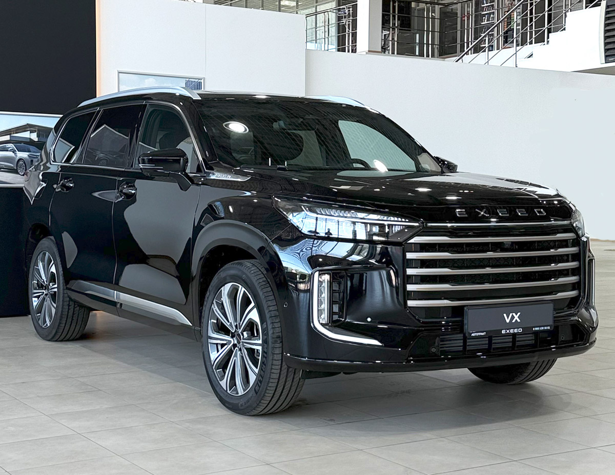 Начало 2026 года показало: интерес к EXEED не снижается. Только за первый квартал в России почти 4000 автомобилей нашли своих владельцев, что позволило бренду уверенно удержать позиции в премиальном сегменте российского рынка. Разбираемся, на каких моделях держится этот успех и почему гибриды перестали быть экзотикой.