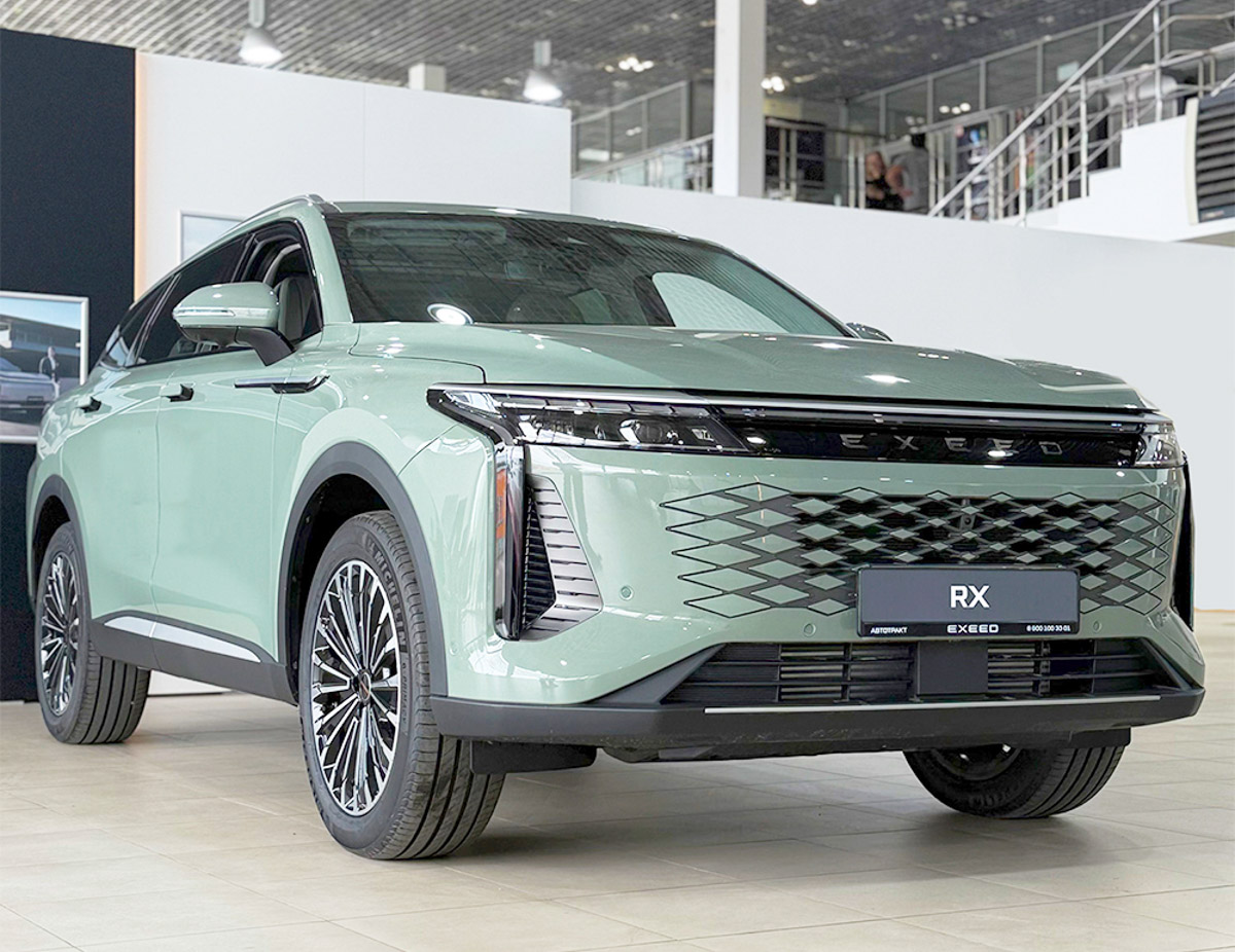 Начало 2026 года показало: интерес к EXEED не снижается. Только за первый квартал в России почти 4000 автомобилей нашли своих владельцев, что позволило бренду уверенно удержать позиции в премиальном сегменте российского рынка. Разбираемся, на каких моделях держится этот успех и почему гибриды перестали быть экзотикой.