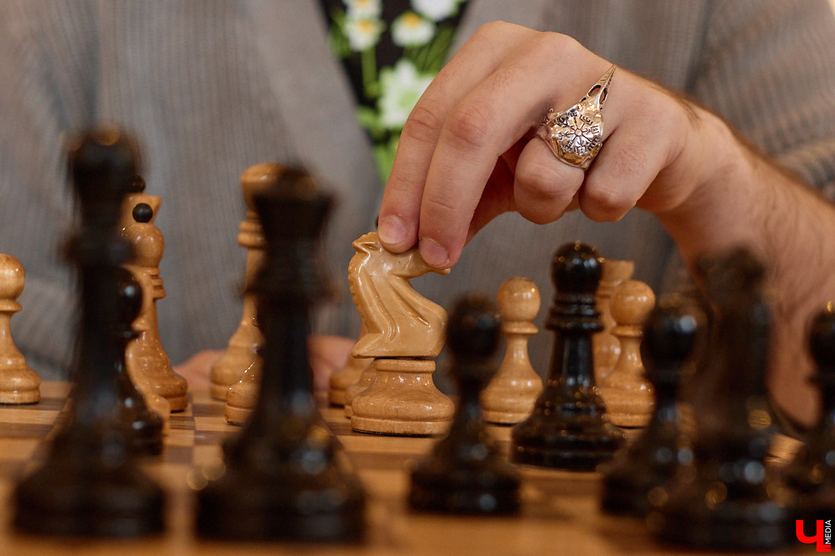 Психолог из Коврова Денис Супруненко называет себя человеком, который не умеет спать. Чтобы не терять треть жизни, он решил разобраться в природе ночных забвений. Важными мыслями и лайфхаками он поделился в разговоре с «Ключ-Медиа».