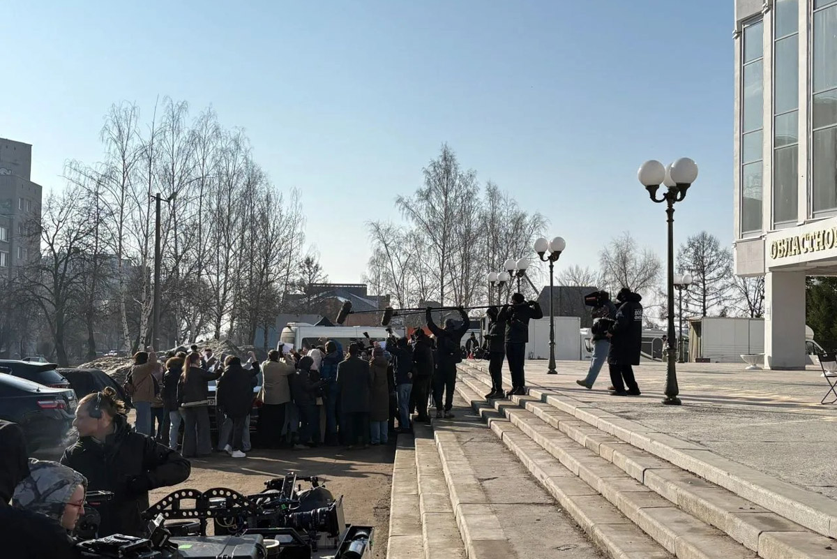 Во Владимирской области завершились съемки сериала «Свора». Кинематографисты работали в нашем регионе почти месяц и успели снять несколько ключевых эпизодов картины. Для этого столицу 33-го региона переименовали в Волчегорск, а мэрию перенесли в Областной дворец культуры и искусства. Эти и другие детали уже на сайте!