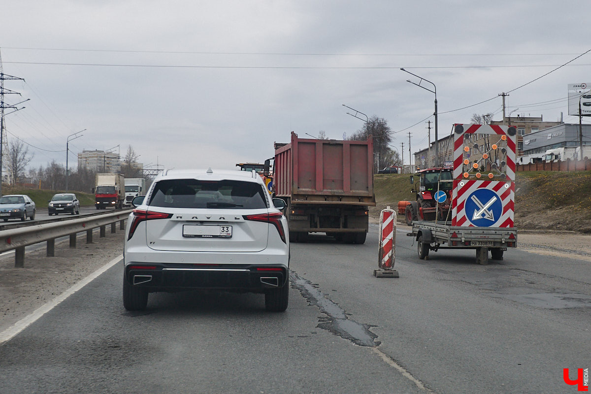 На дорожный ремонт в этом году во Владимире потратят примерно 267 миллионов рублей. В списке больше 20 улиц, правда, сделают их, конечно, не полностью. Менять полотно будут участками. А еще на дороги областного центра вышел первый электробус. Где уложат новый асфальт и по каким маршрутам ездит экотранспорт — расскажем в нашем дорожном обзоре.