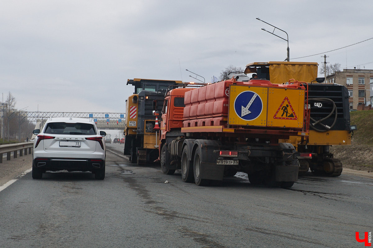 На дорожный ремонт в этом году во Владимире потратят примерно 267 миллионов рублей. В списке больше 20 улиц, правда, сделают их, конечно, не полностью. Менять полотно будут участками. А еще на дороги областного центра вышел первый электробус. Где уложат новый асфальт и по каким маршрутам ездит экотранспорт — расскажем в нашем дорожном обзоре.